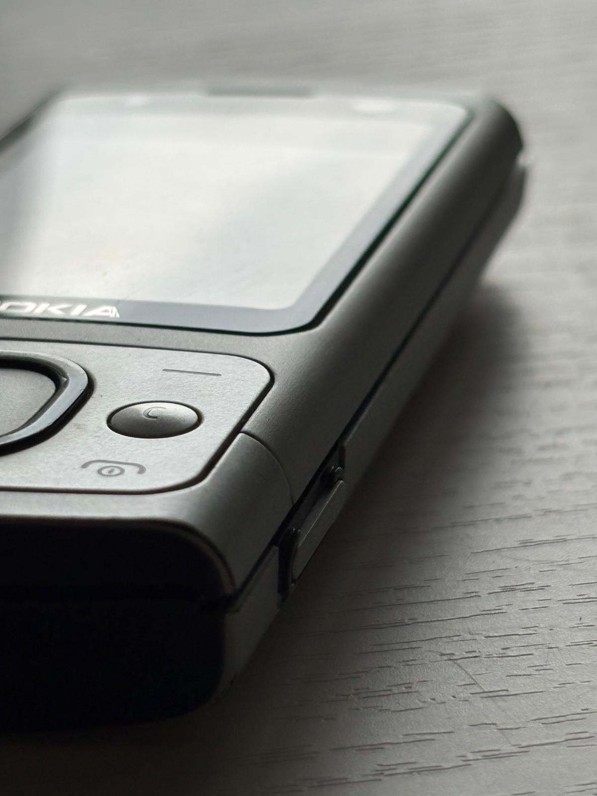 Nokia 6700 Slide